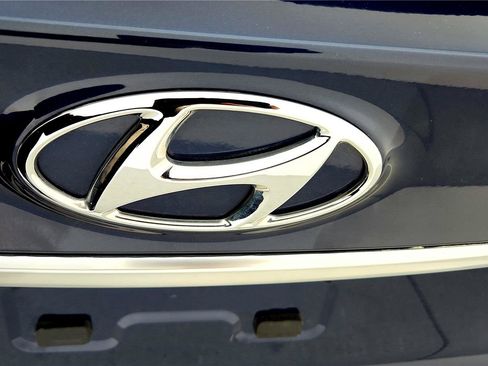 Used 2020 Hyundai Santa Fe SEL w/ Convenience + Premium Package image 13