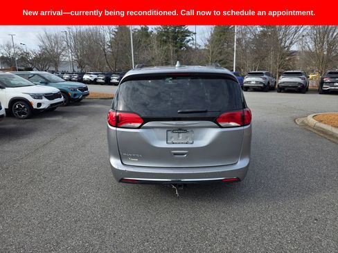 Used 2017 Chrysler Pacifica Touring-L image 4