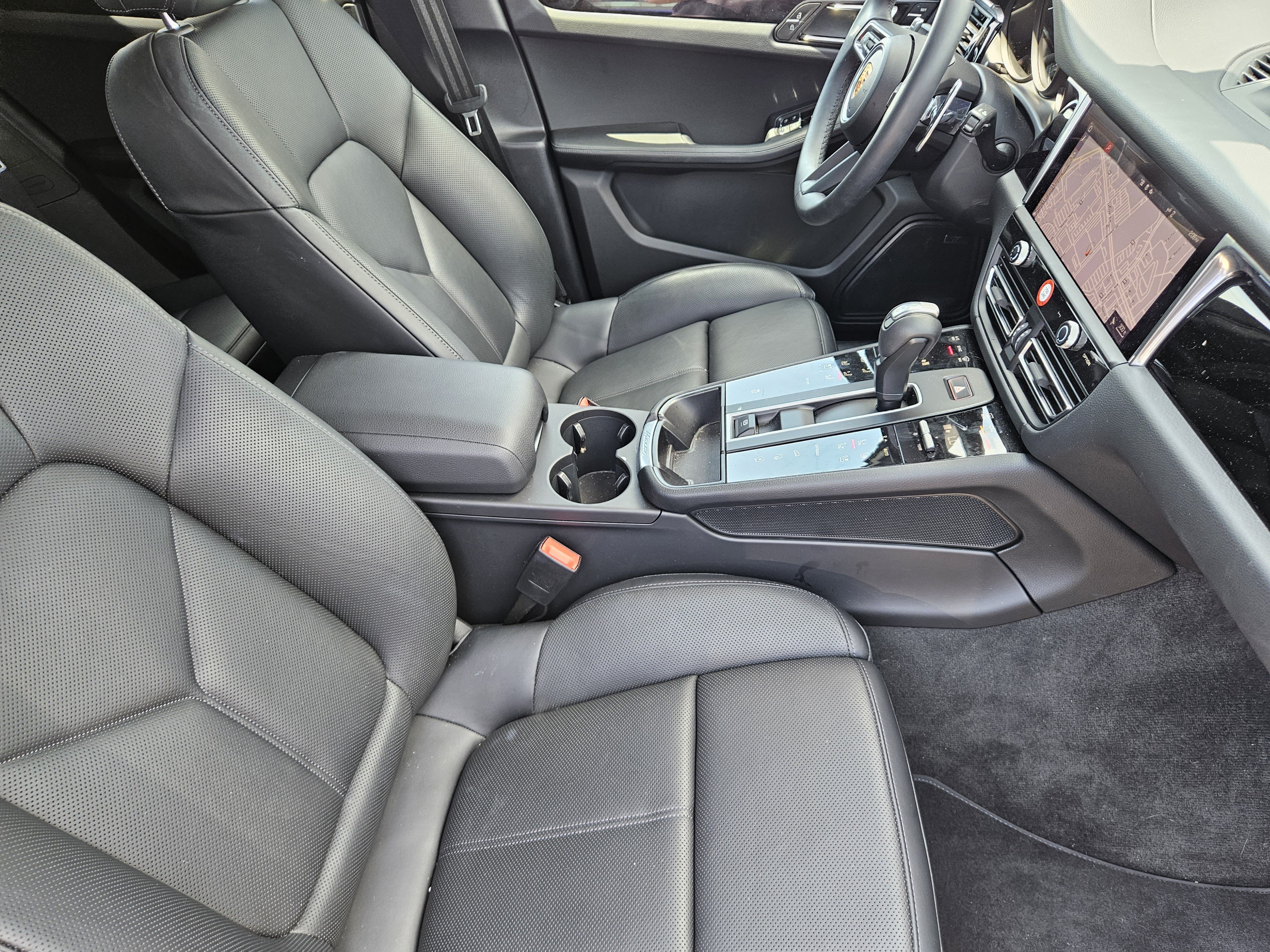 Certified 2026 Porsche Macan AWD/4WD image 15