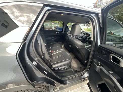 Used 2025 Kia Sorento S image 33