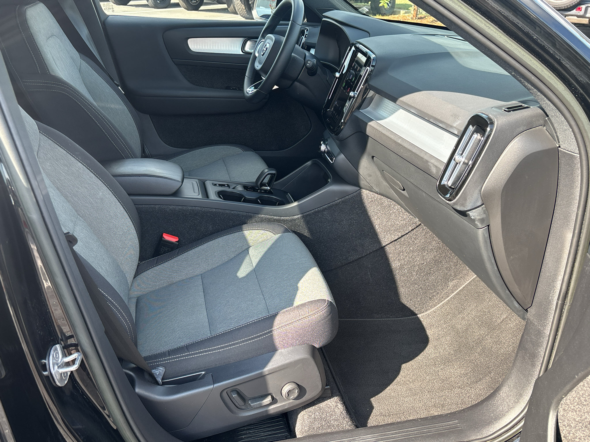Used 2023 Volvo XC40 B5 Core AWD/4WD image 18