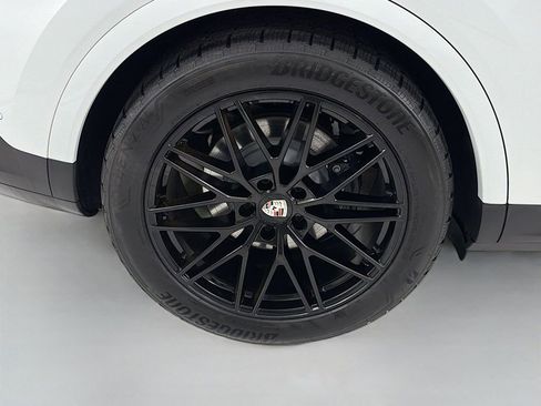 Certified 2024 Porsche Cayenne AWD/4WD image 35