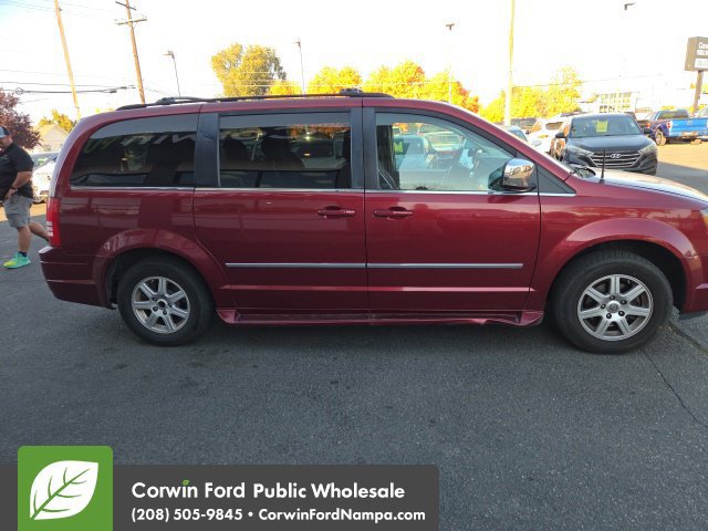 Used 2010 Chrysler Town & Country Touring w/ Entertainment Group #2 FWD image 5