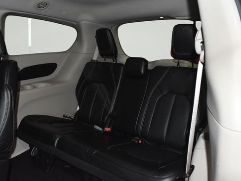 Certified 2024 Chrysler Pacifica Touring-L FWD image 22