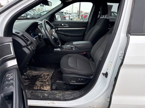 Used 2018 Ford Explorer XLT image 12