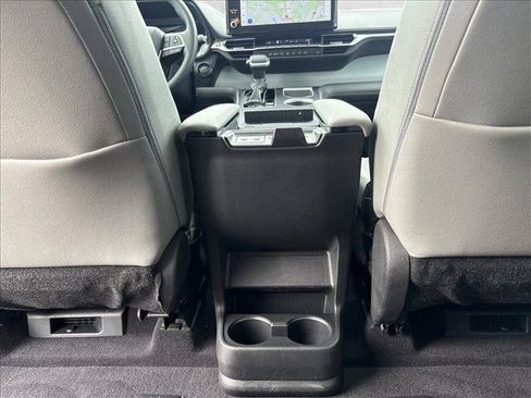 Certified 2025 Toyota Sienna XLE FWD image 22