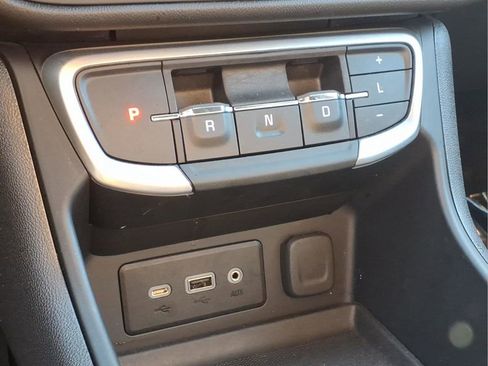 Used 2024 GMC Terrain SLE w/ Driver Convenience Package image 11