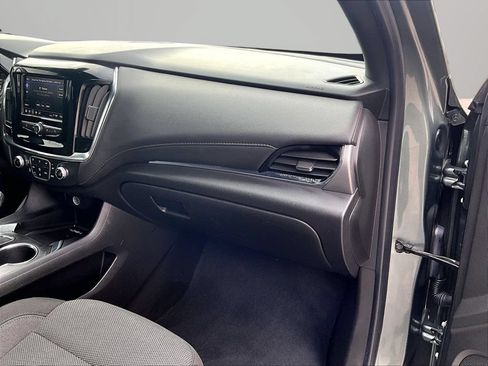 Used 2023 Chevrolet Traverse LT FWD image 18