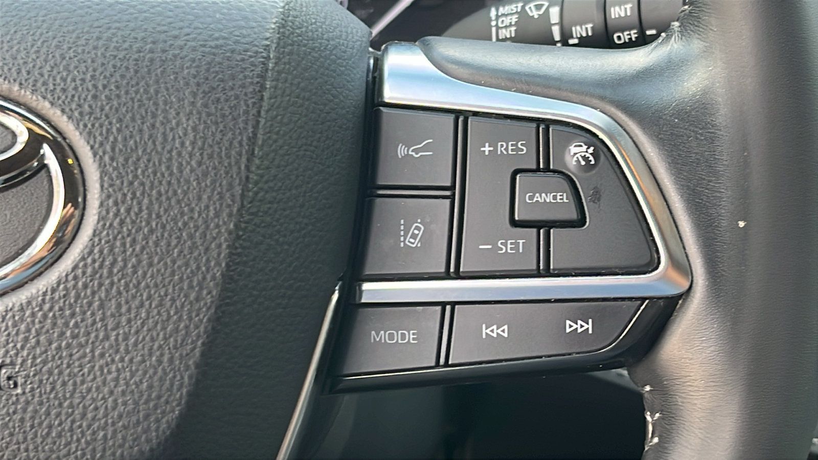 Used 2021 Toyota Highlander XSE FWD image 18