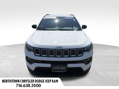 Used 2023 Jeep Compass Latitude w/ Convenience Group AWD/4WD image 2
