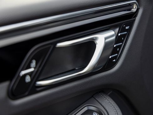 Certified 2025 Porsche Macan image 22