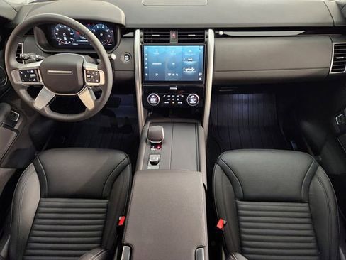 Used 2025 Land Rover Discovery S image 4