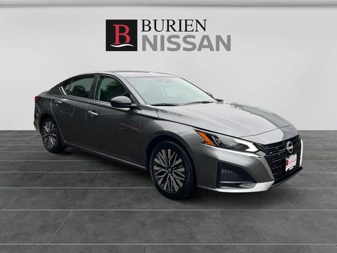 Used 2025 Nissan Altima 2.5 SV FWD image 7