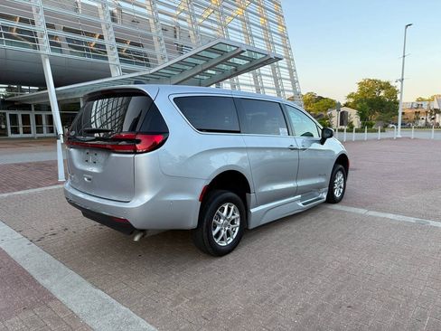 Used 2023 Chrysler Pacifica Touring-L FWD image 3