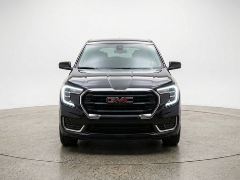 Used 2024 GMC Terrain SLE image 2