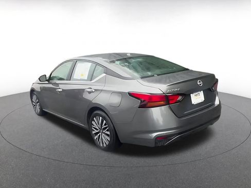 Used 2025 Nissan Altima 2.5 SV FWD image 11