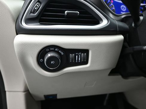 Used 2022 Chrysler Pacifica Touring-L FWD image 13