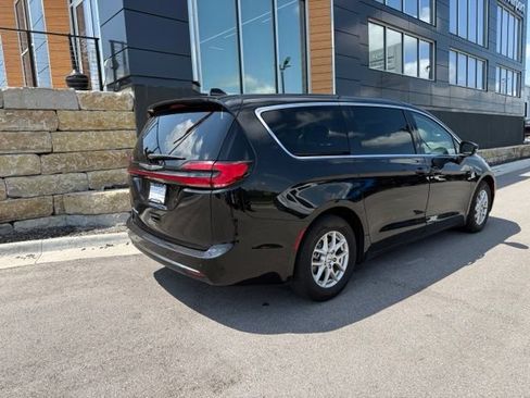 Used 2023 Chrysler Pacifica Touring-L FWD image 3