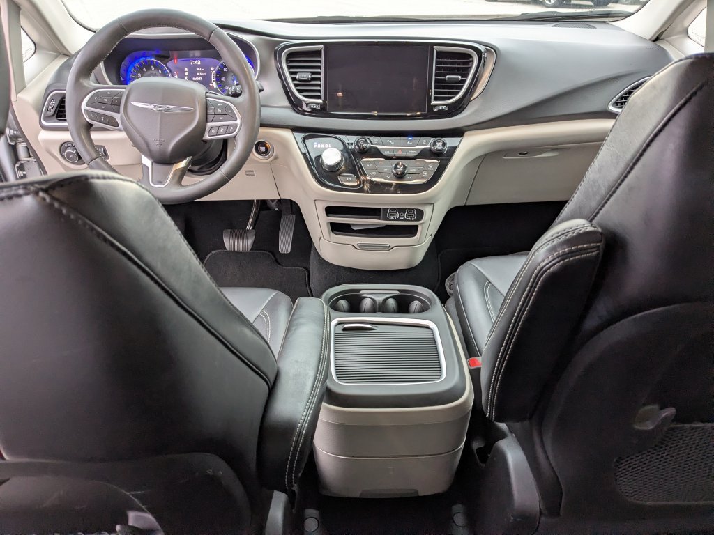 Used 2024 Chrysler Pacifica Touring-L FWD image 12