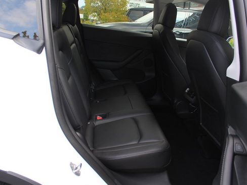 Used 2021 Tesla Model Y Long Range AWD/4WD image 29