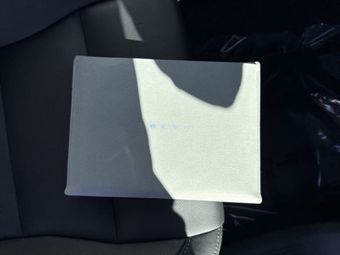 Used 2025 Volvo XC40 B5 Core image 35