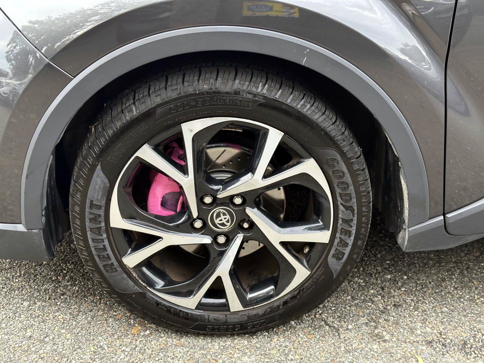 Used 2019 Toyota C-HR XLE FWD image 9