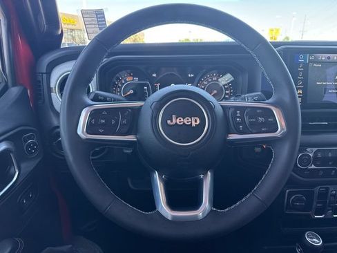 Used 2025 Jeep Wrangler Unlimited Sahara AWD/4WD image 15