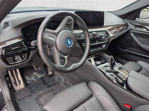 Used 2023 BMW 530e w/ M Sport Package RWD image 8
