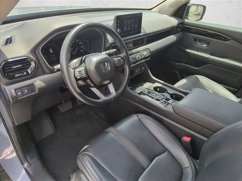 Used 2025 Honda Pilot Touring image 6