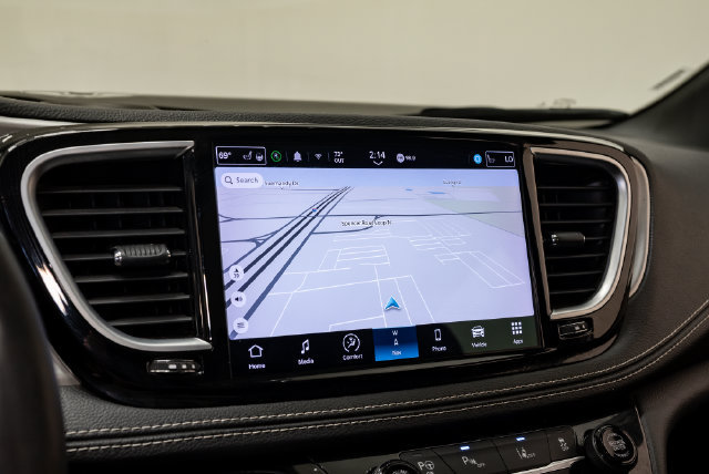 Used 2022 Chrysler Pacifica Limited w/ Uconnect Theater Family Group FWD image 18