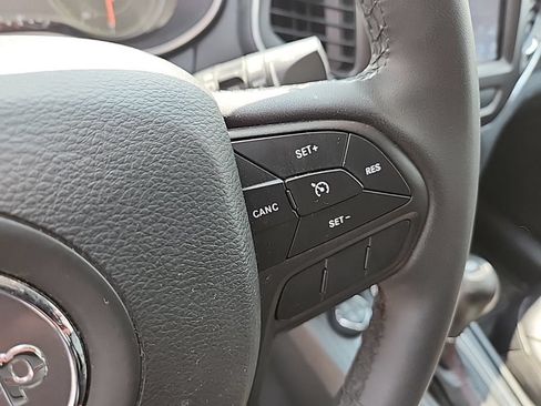 Used 2022 Jeep Cherokee Trailhawk w/ Comfort/Convenience Group AWD/4WD image 11