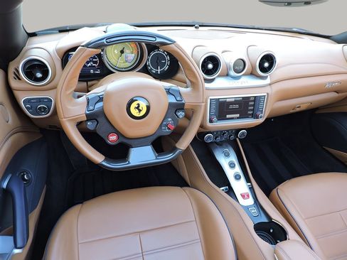 Used 2017 Ferrari California T image 21