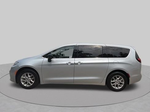 Used 2024 Chrysler Pacifica Touring-L FWD image 2