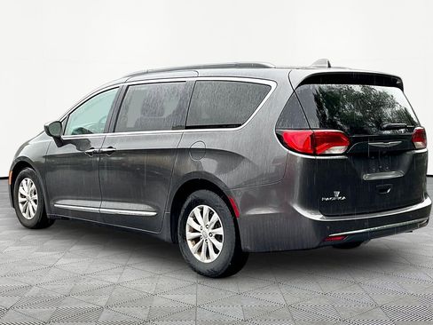 Used 2017 Chrysler Pacifica Touring-L FWD image 4