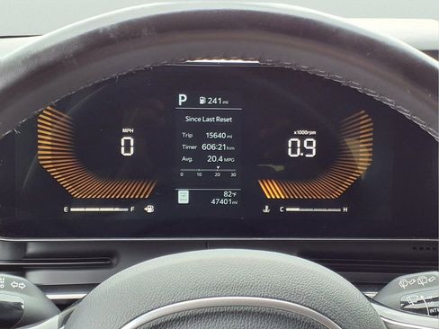 Used 2025 Kia Carnival FWD image 19