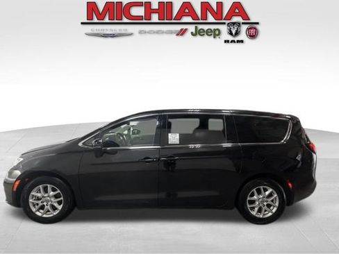 Used 2023 Chrysler Pacifica Touring-L FWD image 1