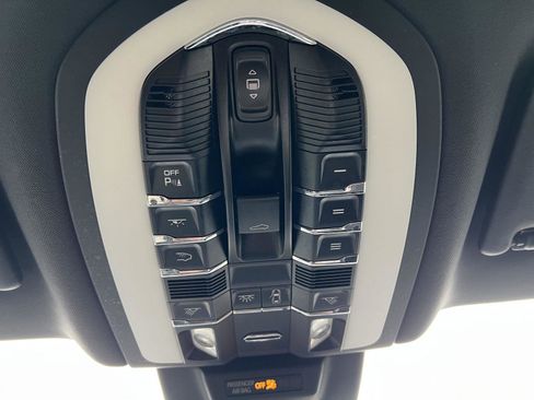 Used 2021 Porsche Macan w/ Premium Package image 19