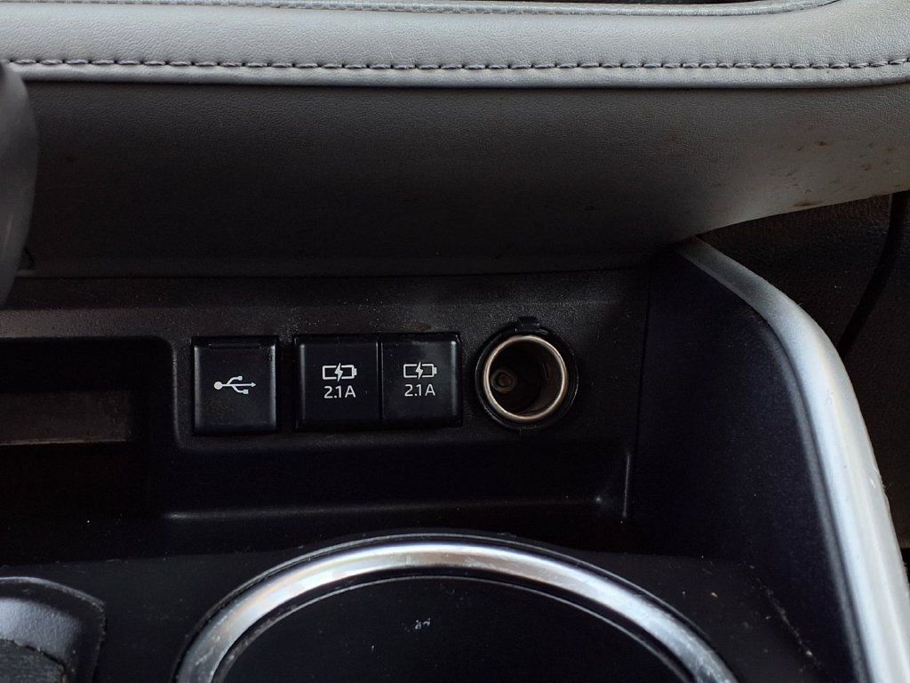 Used 2021 Toyota Highlander XLE FWD image 12