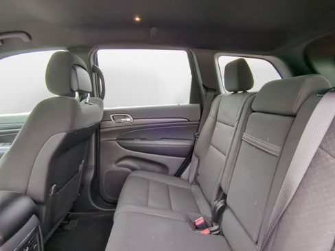 Used 2019 Jeep Grand Cherokee Laredo w/ Security & Convenience Group AWD/4WD image 15