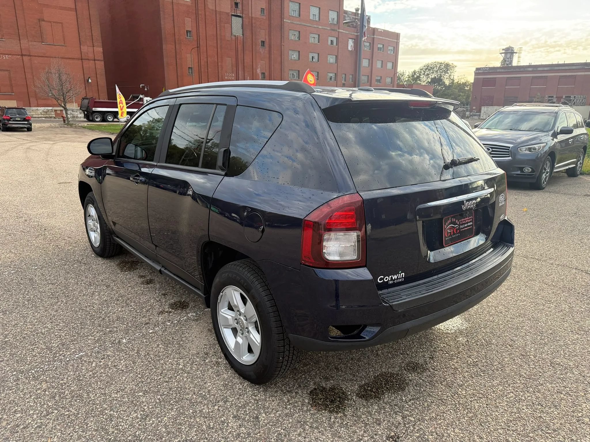 Used 2017 Jeep Compass Latitude FWD image 4