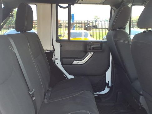 Used 2017 Jeep Wrangler Unlimited Rubicon w/ Connectivity Group AWD/4WD image 16