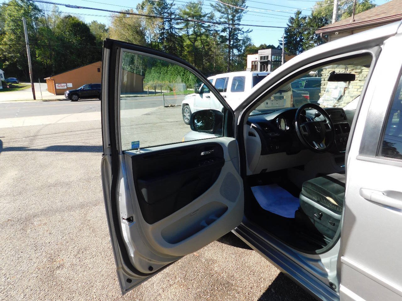 Used 2016 Dodge Grand Caravan SXT w/ Rear Park Assist Package FWD image 20