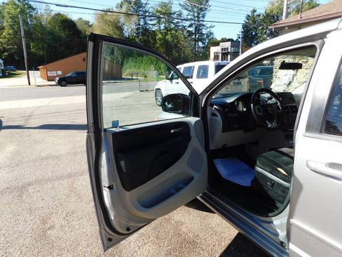 Used 2016 Dodge Grand Caravan SXT w/ Rear Park Assist Package FWD image 20