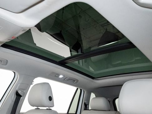 Used 2020 Volkswagen Tiguan SE w/ Panoramic Sunroof Package AWD/4WD image 11