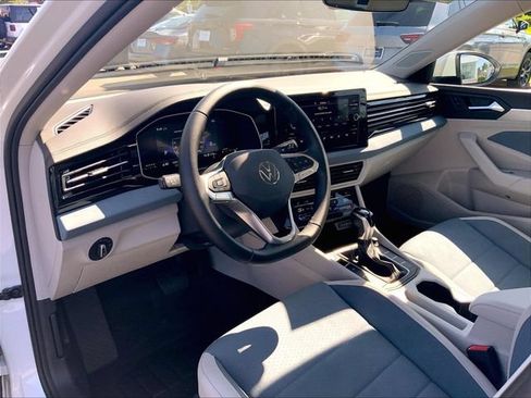 Used 2025 Volkswagen Jetta SE w/ Sunroof Package FWD image 4