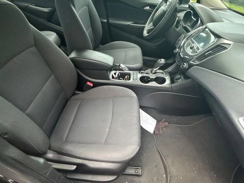 Used 2018 Chevrolet Cruze LT w/ Convenience Package FWD image 5