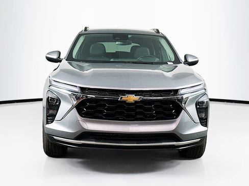 Used 2025 Chevrolet Trax LT w/ LT Convenience Package FWD image 2
