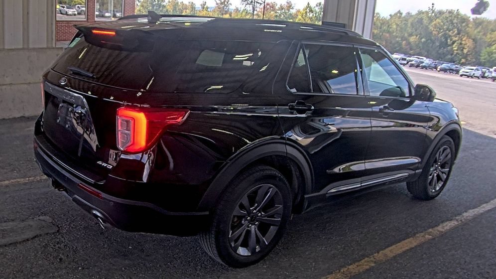 Used 2023 Ford Explorer XLT w/ Equipment Group 202A AWD/4WD image 4
