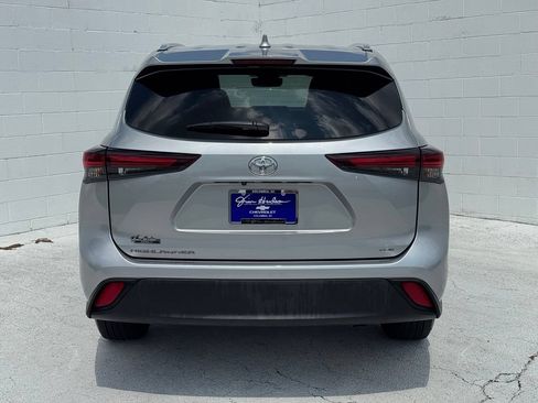 Used 2024 Toyota Highlander XLE FWD image 12