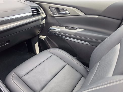 Used 2025 Chevrolet Traverse LT FWD image 18